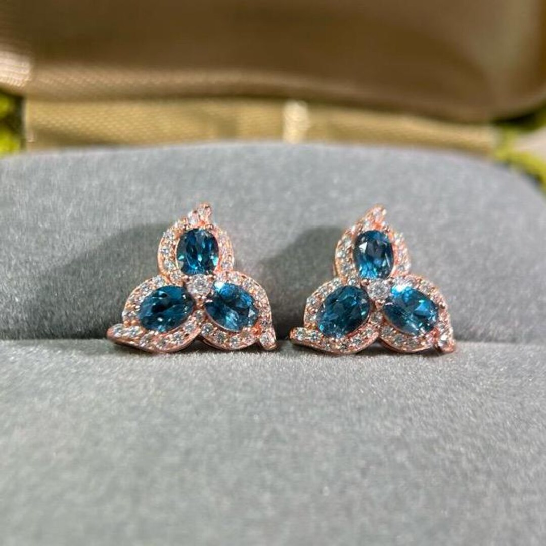Orecchini Pomellato Nudo Classic con Topazio Blu London e Lapislazzuli