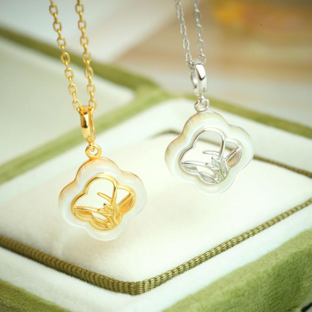 四つ葉のクローバー マザーオブパール ネックレス：金メッキ