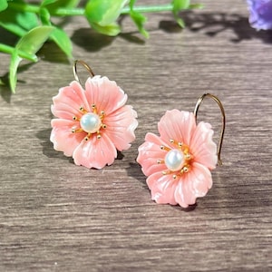 Rosa Conch Blossom Örhängen: Förgyllt Silverhänge, Sötvattenspärlor