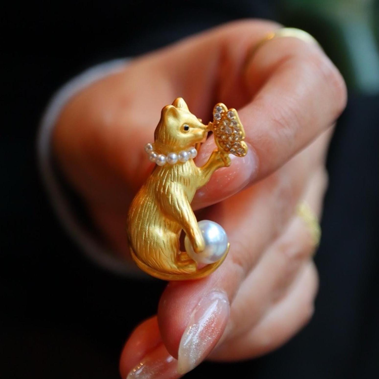 アコヤ真珠の子猫ブローチ：金メッキシルバーの猫ピン - Etsy 日本