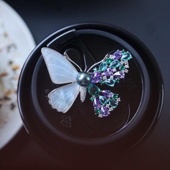 Broche en perles blanches avec papillon – Natural Bunny