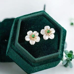 Pendientes de jadeíta y perla: plata bañada en oro, hechos a mano