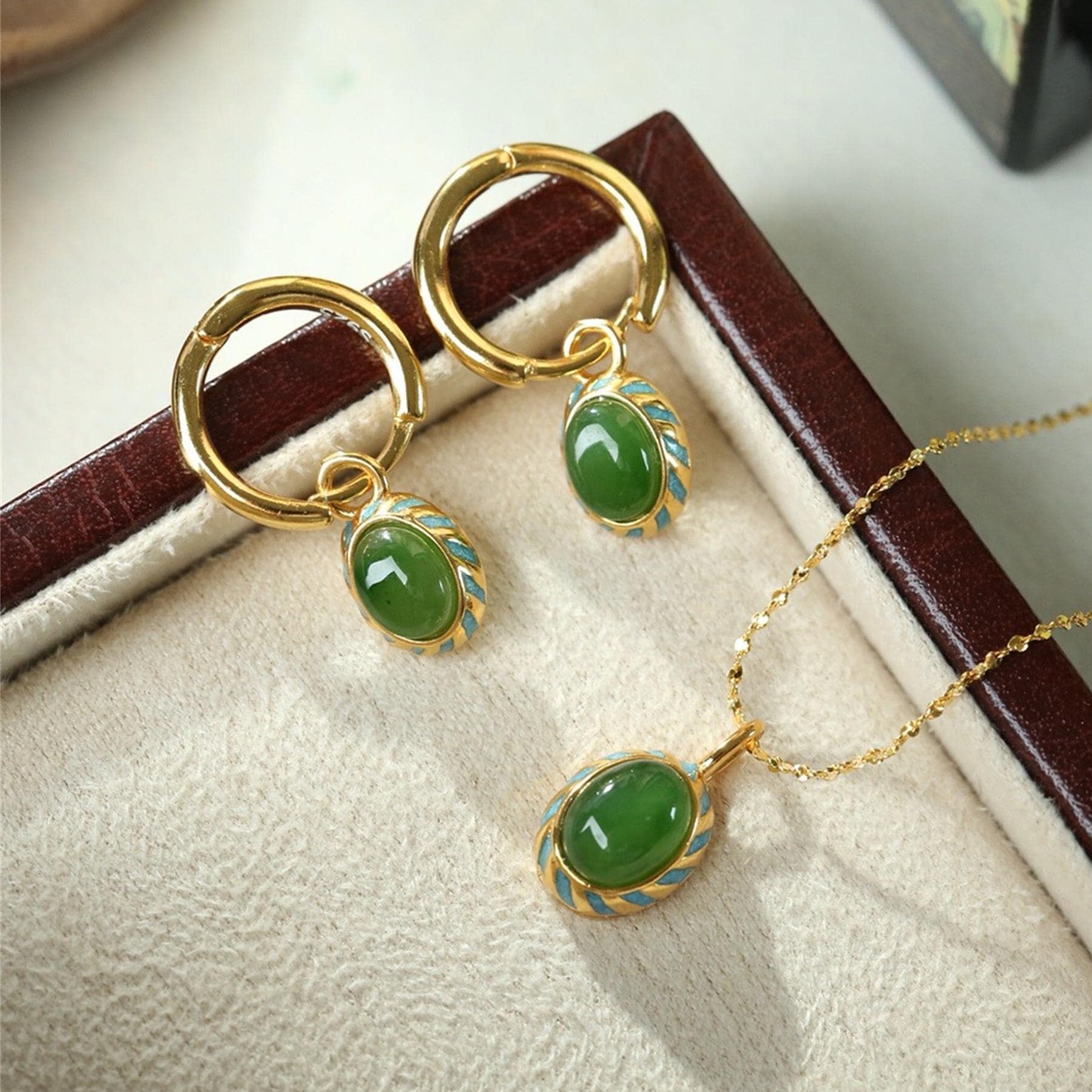 ネフライト翡翠のイヤリング：金メッキのスターリングシルバーの繊細な 