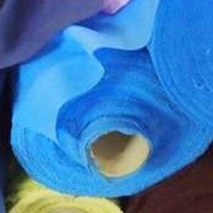 Puede incluir: Un rollo de tela azul brillante, probablemente para proyectos de costura o manualidades.