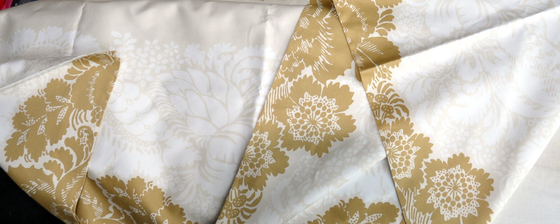 アナナス マリメッコ テーブルクロス、ゴールド、ホワイト、マグノリア