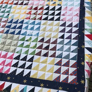 Kit för quilttopp. Regnbågsfärgade trianglar. 100 x 120 cm. Återvunnet material, färdigskurna 15 x 23 cm.