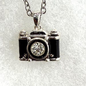 Fotocamera 3D Lente di cristallo Fotocamera Gioielli Fotografo Ciondolo Fotografia Fotografo di matrimonio Fotocamera Regalo Accessori Gioielli Ciondolo Collana