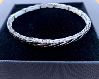 Stapelbart*snyggt metallarmband med en vriden, texturerad design Handgjort sterlingsilverpläterat 74YN3 LW