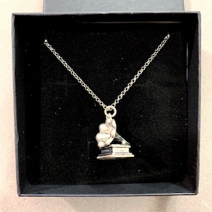 Geschenk !! Vintage Grammophon Plattenspieler Minimalist Charm Anhänger Halskette, 3D Design, Geschenk für Sie, Sterling Silber überzogen 30YK2 BT T
