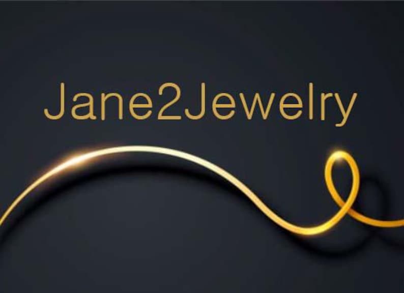 以下が含まれることがあります： 暗い灰色の背景に「Jane2Jewelry」という金色の文字。 下部には、右側でループする、光る効果のある曲線的な金色の線があります。 シンプルでエレガントなデザインです。