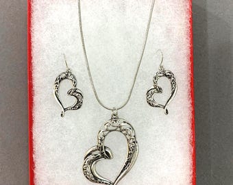 Conjunto de collar y pendientes de corazón, estilo Brighton, plata bruñida 46YK2