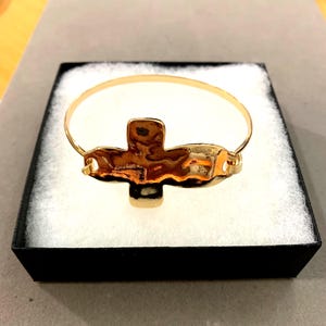 Puede incluir: Un juego de tres tazas de cerámica con un acabado mate moteado. Las tazas son de color crema, marrón claro y marrón oscuro. Cada taza tiene un diseño sencillo y un asa redondeada.