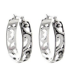 Op de afbeelding: Een paar zilverkleurige oorringen. Elke oorring heeft een open ontwerp met wervelende, scroll-achtige patronen. De oorbellen hebben een scharniersluiting en staan tegen een witte achtergrond.