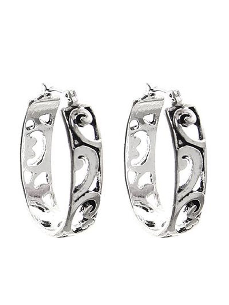 Op de afbeelding: Een paar zilverkleurige oorringen. Elke oorring heeft een open ontwerp met wervelende, scroll-achtige patronen. De oorbellen hebben een scharniersluiting en staan tegen een witte achtergrond.