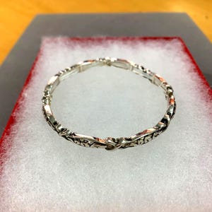 Pulsera estilo Brighton**, apilable, elástica, hecha a mano, con filigrana de metal simple bañada en plata de ley, 74YN5 GD imagen 1