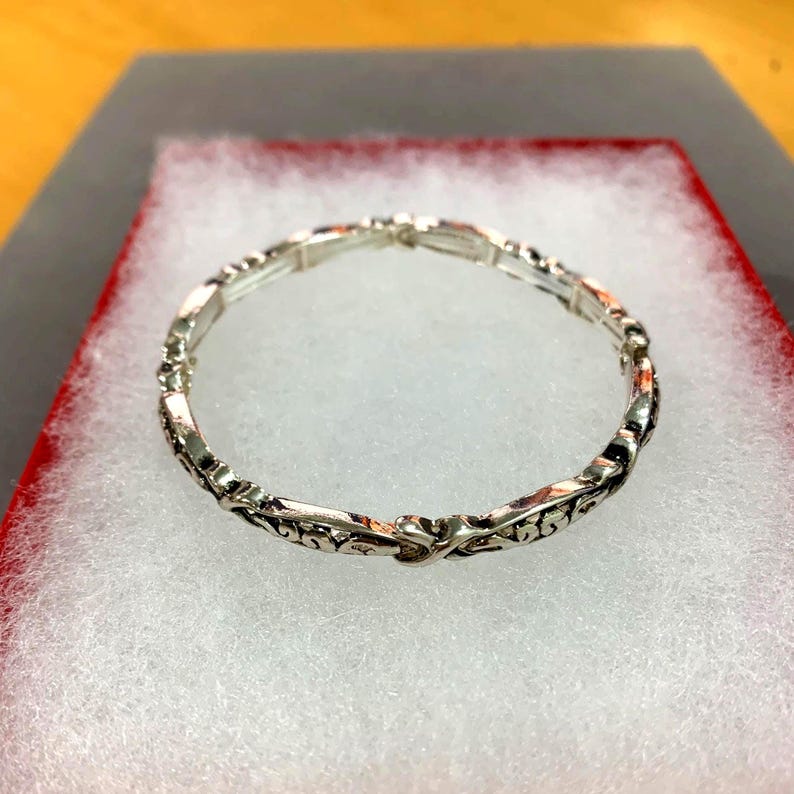 Pulsera estilo Brighton**, apilable, elástica, hecha a mano, con filigrana de metal simple bañada en plata de ley, 74YN5 GD imagen 1