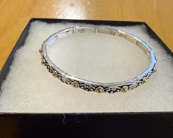 Bracelet extensible Brighton***Style Inspire doré empilable, plaqué argent sterling, fait main, en filigrane et orné de clous (73PL9 BT).