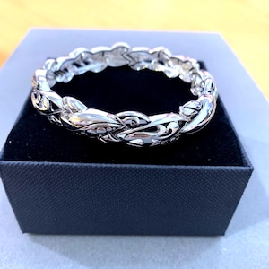 Antik Silverarmband i Brighton-stil med vridna nitar och designerlook i metall med stretch, handgjort sterlingsilverpläterat 7F7iL BT bild 1