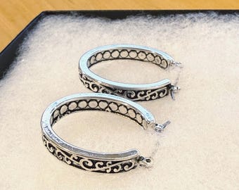 Brighton *** stijl overhangende buitenkant filigraan en binnenkant bal metalen ovale hoepels oorbellen voor vrouwen cadeau voor haar sterlingzilver verguld 31CL7 BT