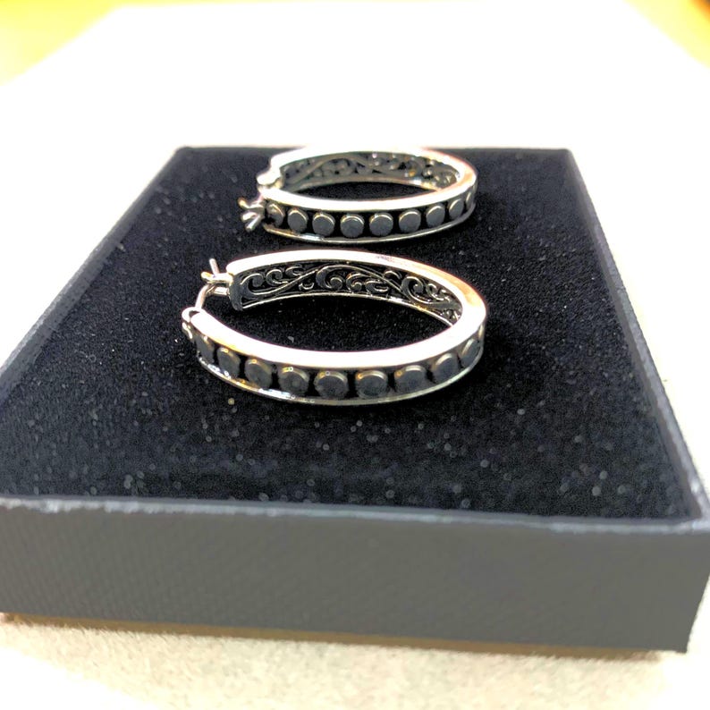 Regalo*Pendientes de aro ovalados de metal con filigrana interior y bola exterior para mujer, chapados en plata de ley, estilo Brighton 31CL6 LW imagen 1