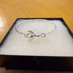 Regalo***Coda di balena, mammiferi minimalisti ispirati all'oceano per lei, bracciale rigido in fusione di coda di pesce fatto a mano, placcato in argento sterling 73PL2 BT T
