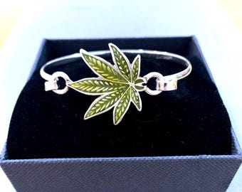 Leaf**Marijuana Leaf Bangle Bracelet, Green Epoxy Silver Plated 71YK4 GD
