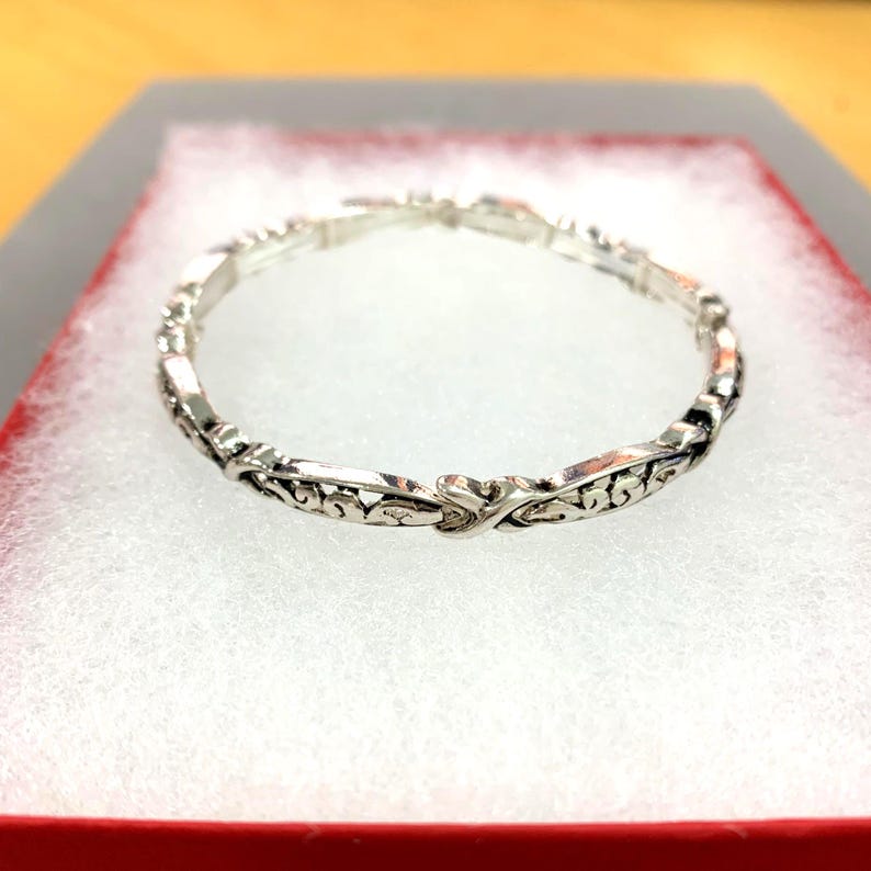 Pulsera estilo Brighton**, apilable, elástica, hecha a mano, con filigrana de metal simple bañada en plata de ley, 74YN5 GD imagen 4