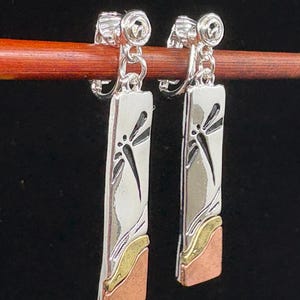 Pendientes Huggies Art Nouveau con diseño de libélula, arte popular, tres tonos, alargados, martillados, rectangulares, de cobre, con clip, 88YK3 GD