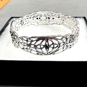 Trinity*Knot Celtic Emerald Ireland Jewelry Knot Traditional Irish Minimalist Jewelry Sterling Silver Plated Stretch Bracelet 72YK9 LW