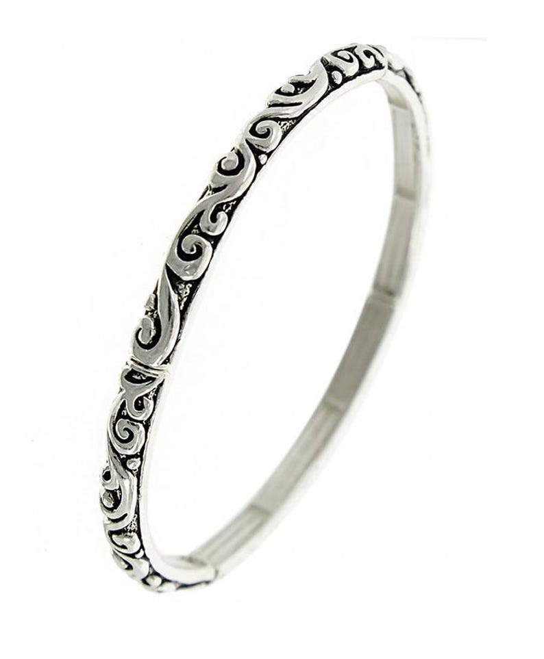 Puede incluir: Un brazalete de plata con un patr&oacute;n decorativo de espiral.