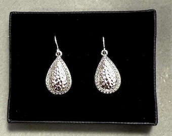 Brighton Style Nieten Ball Gehämmerte Metall Ohrringe Teardrop & Runde Muttertag Valentinstag Geschenk für Sie Sterling versilbert 87CL2