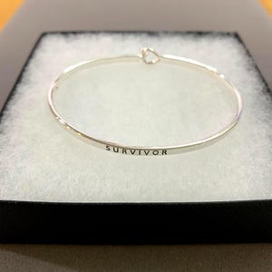 SURVIVOR***Meddelandearmband, Sterlingsilverpläterad mässing Stapelbart armband Cancer Survivor 76GU0 BT