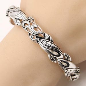 Antik Silverarmband i Brighton-stil med vridna nitar och designerlook i metall med stretch, handgjort sterlingsilverpläterat 7F7iL BT bild 3