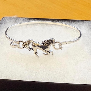 Brazalete de caballo salvaje con temática del oeste, inspirado en la naturaleza, safari, hecho a mano, chapado en plata de ley, pátina 71SM3 BT T