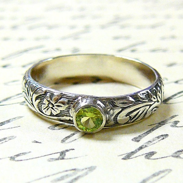 Willow Ring - Vintage Sterling Silver Floral Stack Band with Green Peridot August Birthstone