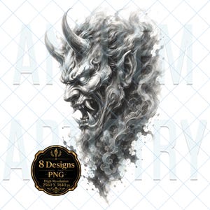 Peut inclure: Une illustration numérique en niveaux de gris représentant une tête de démon à cornes avec des dents acérées et des yeux brillants, entourée de textures évoquant de la fumée. Un badge circulaire noir affiche 8 Designs PNG High Resolution 2560 X 3840 px.