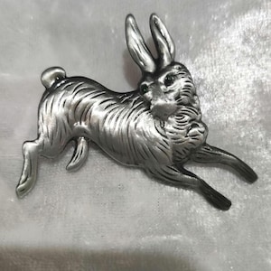 broche de inspiração vintage - broche de suéter em forma de lebre e coelho - broche caprichoso - distintivo para bolsa - acessórios para casaco - presente de Páscoa - ideias para presente de broche de xale