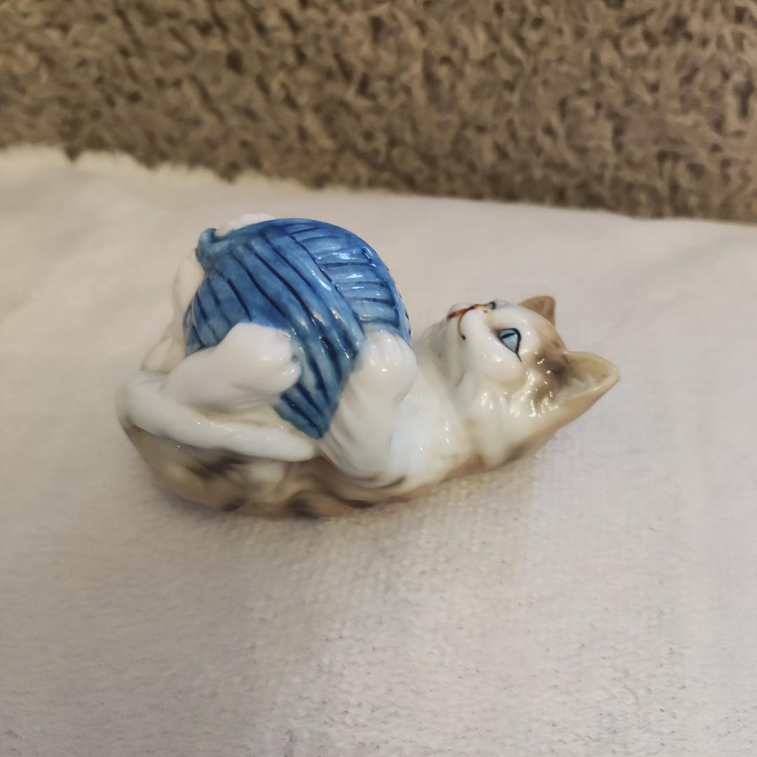 ヴィンテージのダンベリーミントの個性的な猫 - ころころ転がる猫 