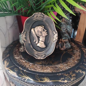 vintage style cameo wall plaque - upcycled wall plaque - wall décor - chalkware - wall hanging - home décor - bridgerton décor - plaster