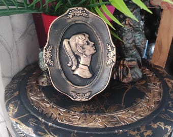 vintage style cameo wall plaque - upcycled wall plaque - wall décor - chalkware - wall hanging - home décor - bridgerton décor - plaster