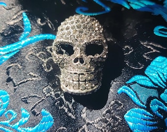 Broche de caveira cravejado de strass - Halloween - Joias góticas - caveira macabra - acessórios para casaco, alfinete para lenço - broche de caveira exagerado