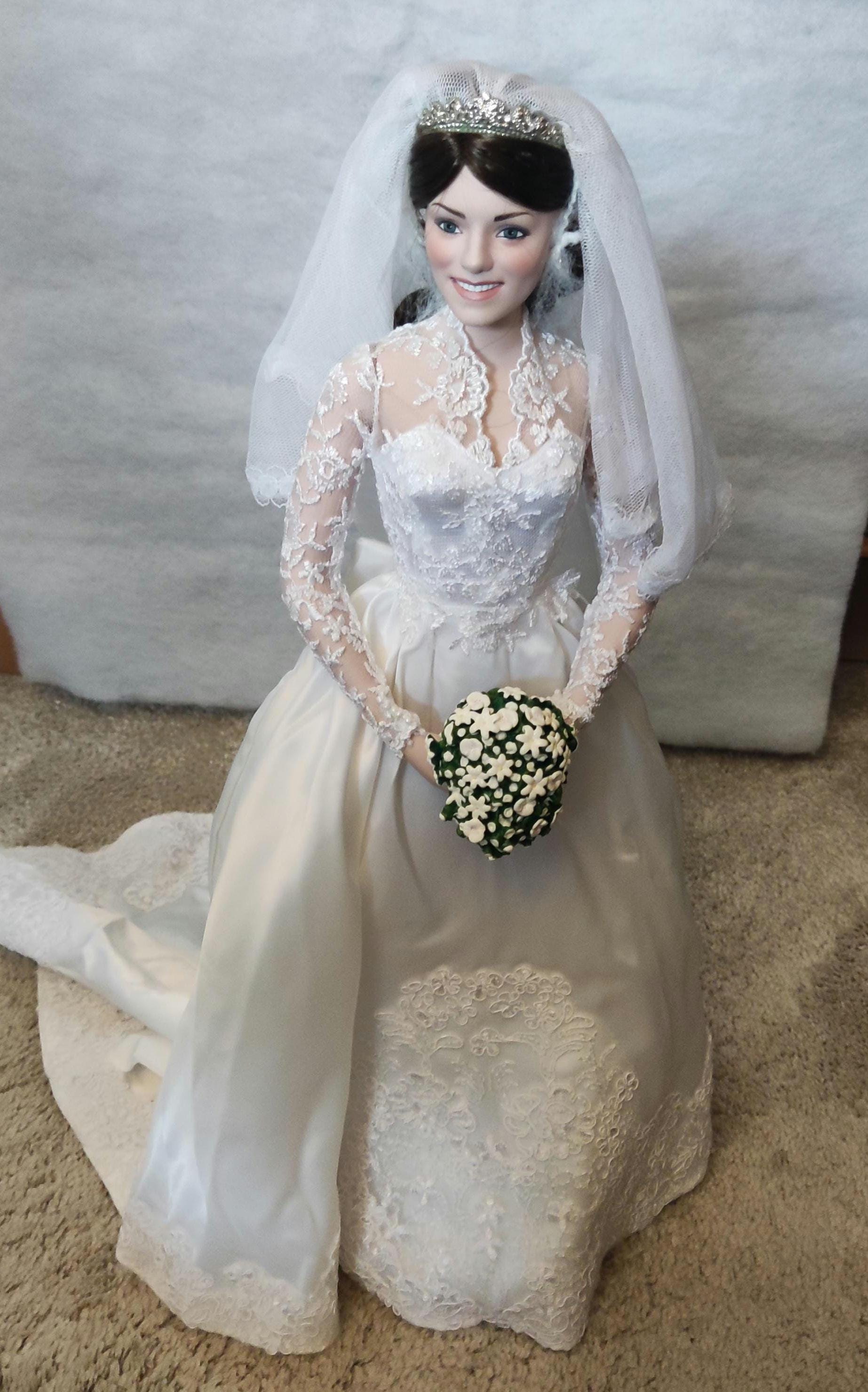 doll dressed in princess catherine weddding dress The Princess Kate Middleton Bride Doll NIB Danbury Mint 2011