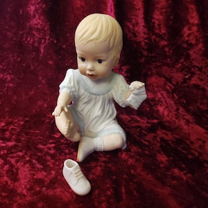 Lenox fijn porseleinen babybeeldje - eerste babyschoentjes - inrichting kinderkamer - handgeschilderd biscuitbeeldje - babyshower - babyjongen-kleinkind