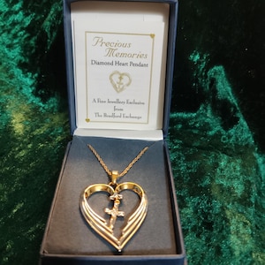 Colgante de corazón de diamantes con recuerdos preciosos de Bradford Exchange: regalo para seres queridos, regalo de duelo, muestra de amor, regalo de joyería de diamantes