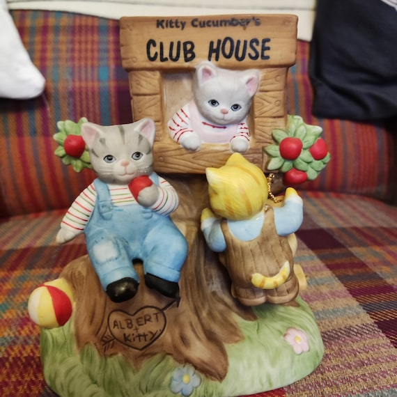 Kitty Cucumber キティキューカンバー　陶器製　猫の置物 Vintage Kitty Cucumber Club House Music Box - Paul Schmid Musical