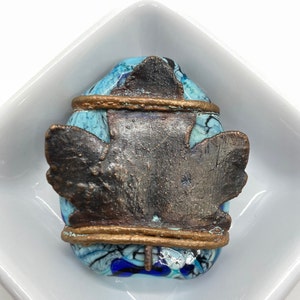 Echtes Ahornblatt in Kupfer auf eine handgemachte Glasperle, 2 "x 2" Fokalperle beschichtet