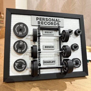 Può includere: Un set di tre tazze in ceramica con finitura opaca e macchiettata. Le tazze sono nei toni del crema, grigio chiaro e grigio scuro. Ogni tazza ha un design semplice e minimalista e un manico arrotondato. Le tazze sono impilate.