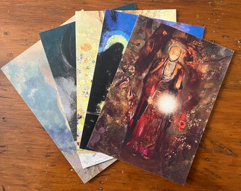Puede incluir: Un conjunto de cinco impresiones de arte que presentan varias pinturas. Las impresiones son de diferentes tamaños y formas, y todas están enmarcadas en negro.