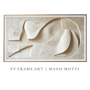 以下が含まれることがあります： 金色の額縁に収められた、質感のある白い抽象彫刻。彫刻は重なり合った形と曲線で構成されており、動きと奥行きを感じさせる。この作品は「TV Frame Art | Massi Motti」というタイトルが付けられている。