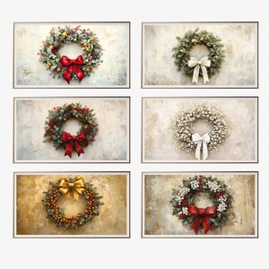 Könnte beinhalten: Fünf gerahmte Bilder von verschiedenen Weihnachtskränzen mit verschiedenen Grünpflanzen, Beeren und Schleifenakzenten. Die Kränze werden auf einem strukturierten Hintergrund angezeigt.